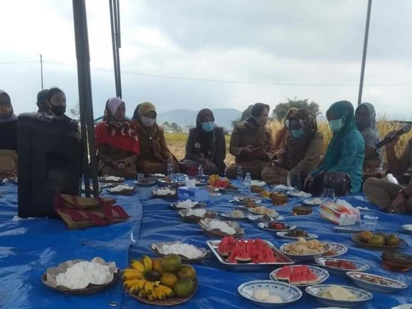 Mandoa dan makan di Sawah saat panen