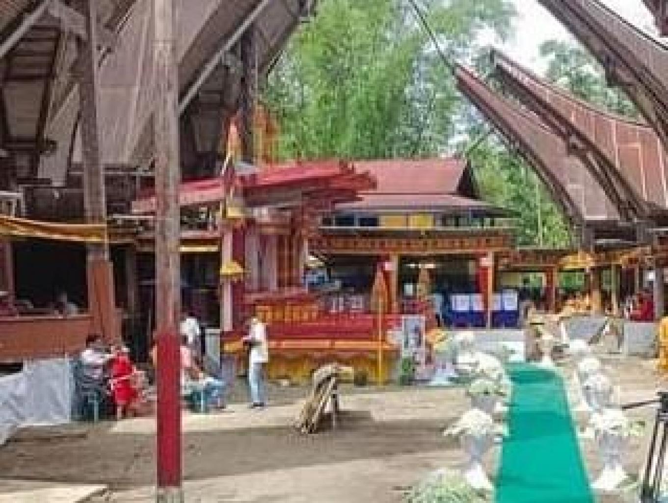Pesta Menikah di Tongkonan, Resepsi diadakan di Halaman Tongkonan.