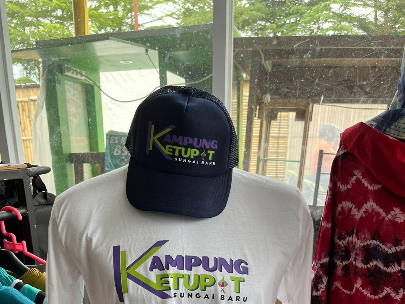 Souvenir Kaos dan topi khas Kampung Ketupat 