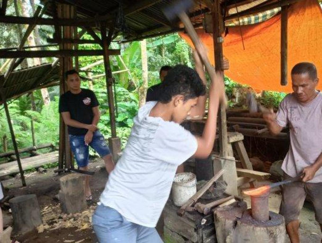 Pembuatan Parang Besi