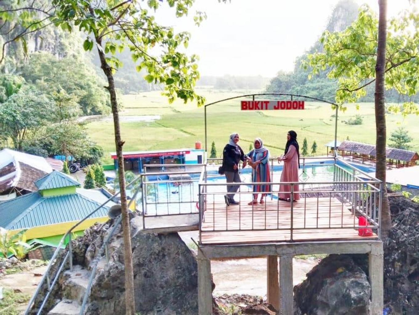 Spot Foto Wisata Dolli yang dikenal dengan nama BUKIT JODOH. Di tempat ini kita bisa melihat Wisata Dolli dari udara