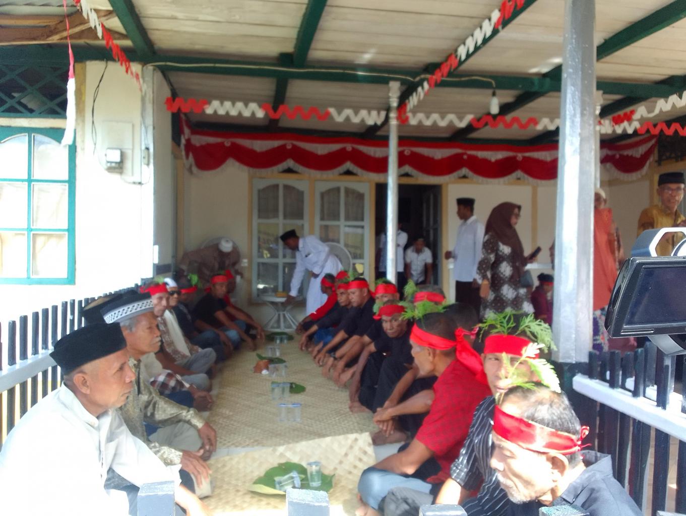 Penerimaan Tamu Undangan di Rumah Raja Tumalehu Barat