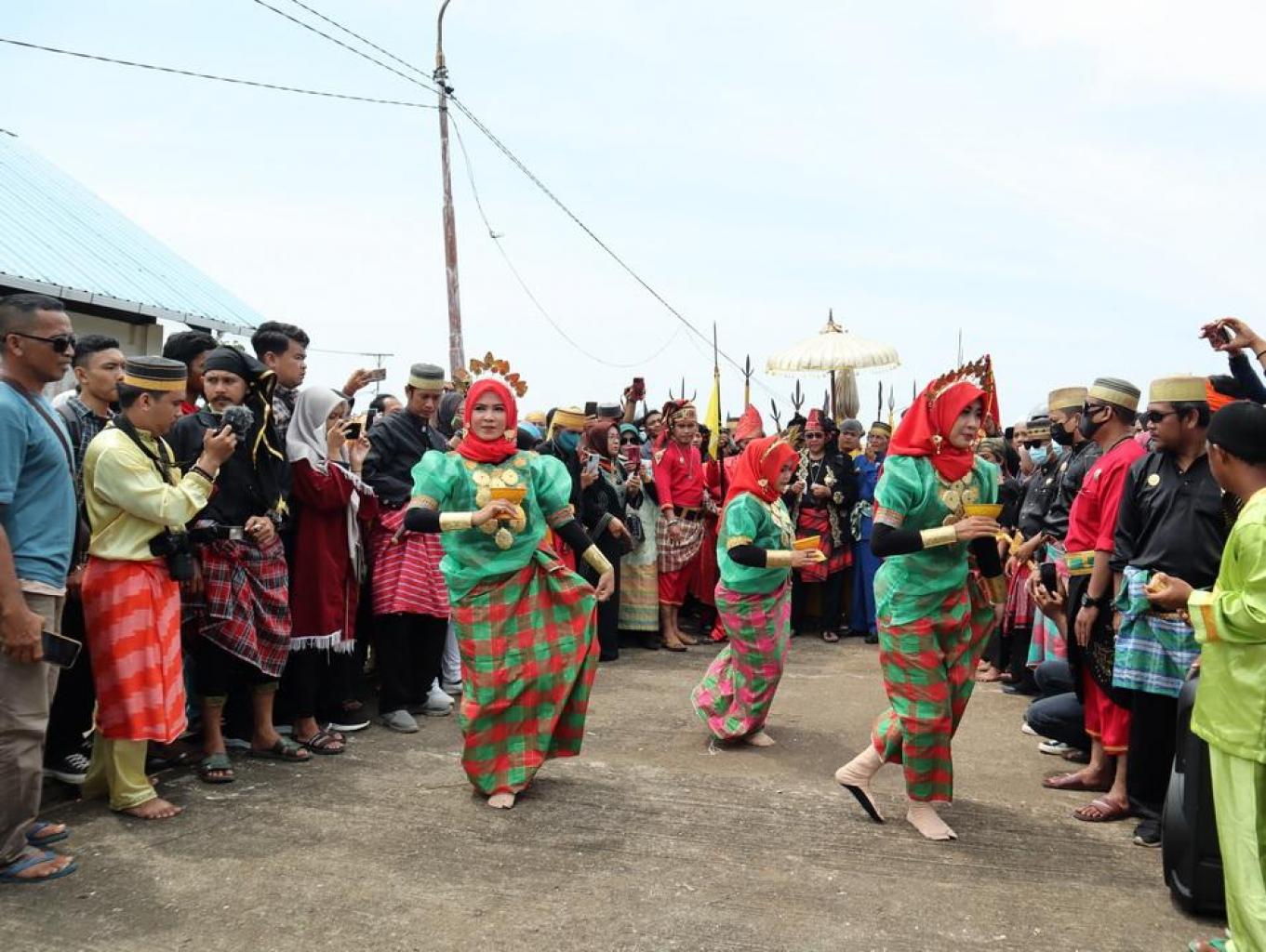 Tarian Selodang Mayang dan Tarian Paduppa