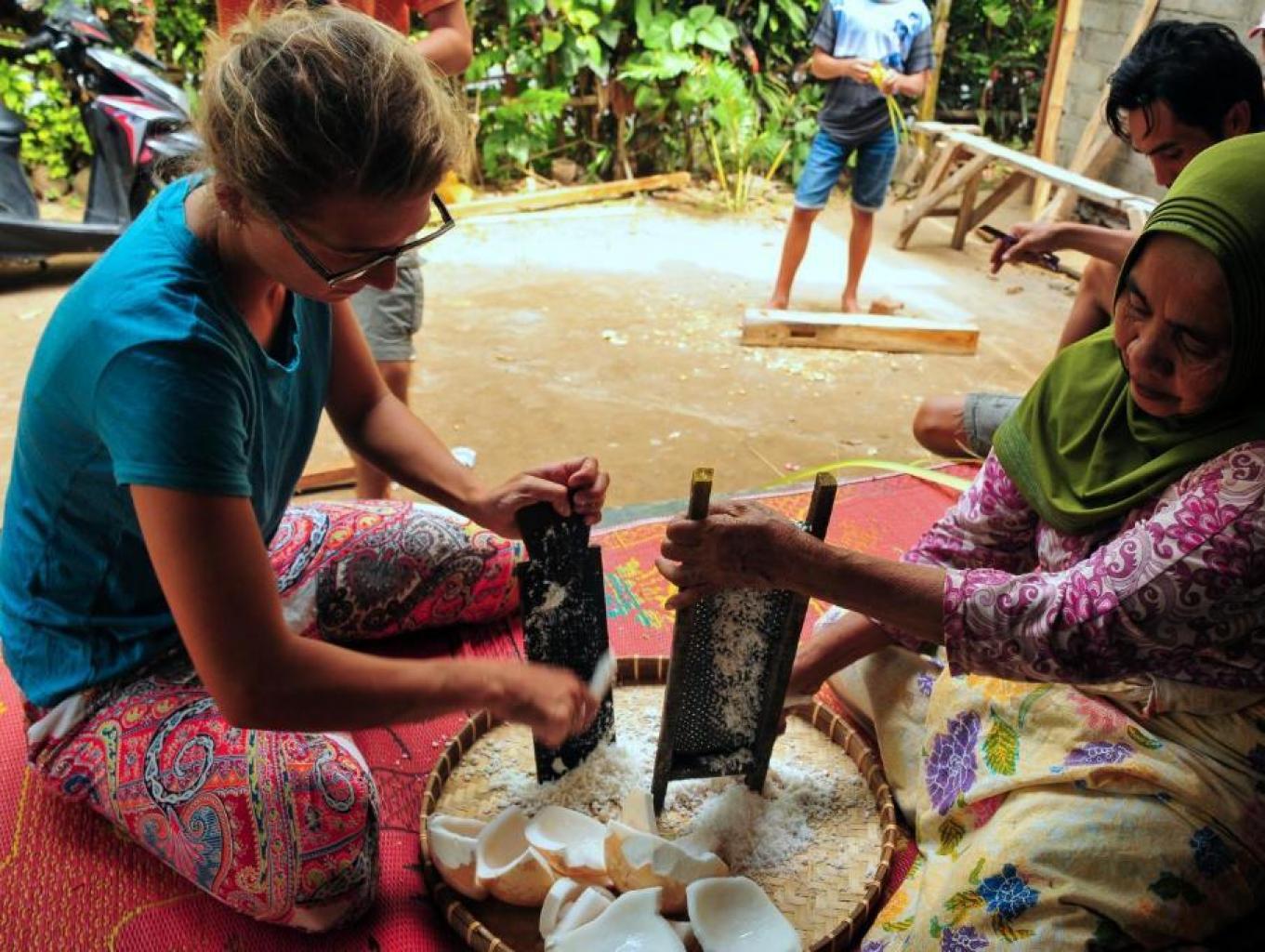 Memarut Kelapa Dengan Wisatawan Asing di desa Tetebatu Kabupaten Lombok Timur