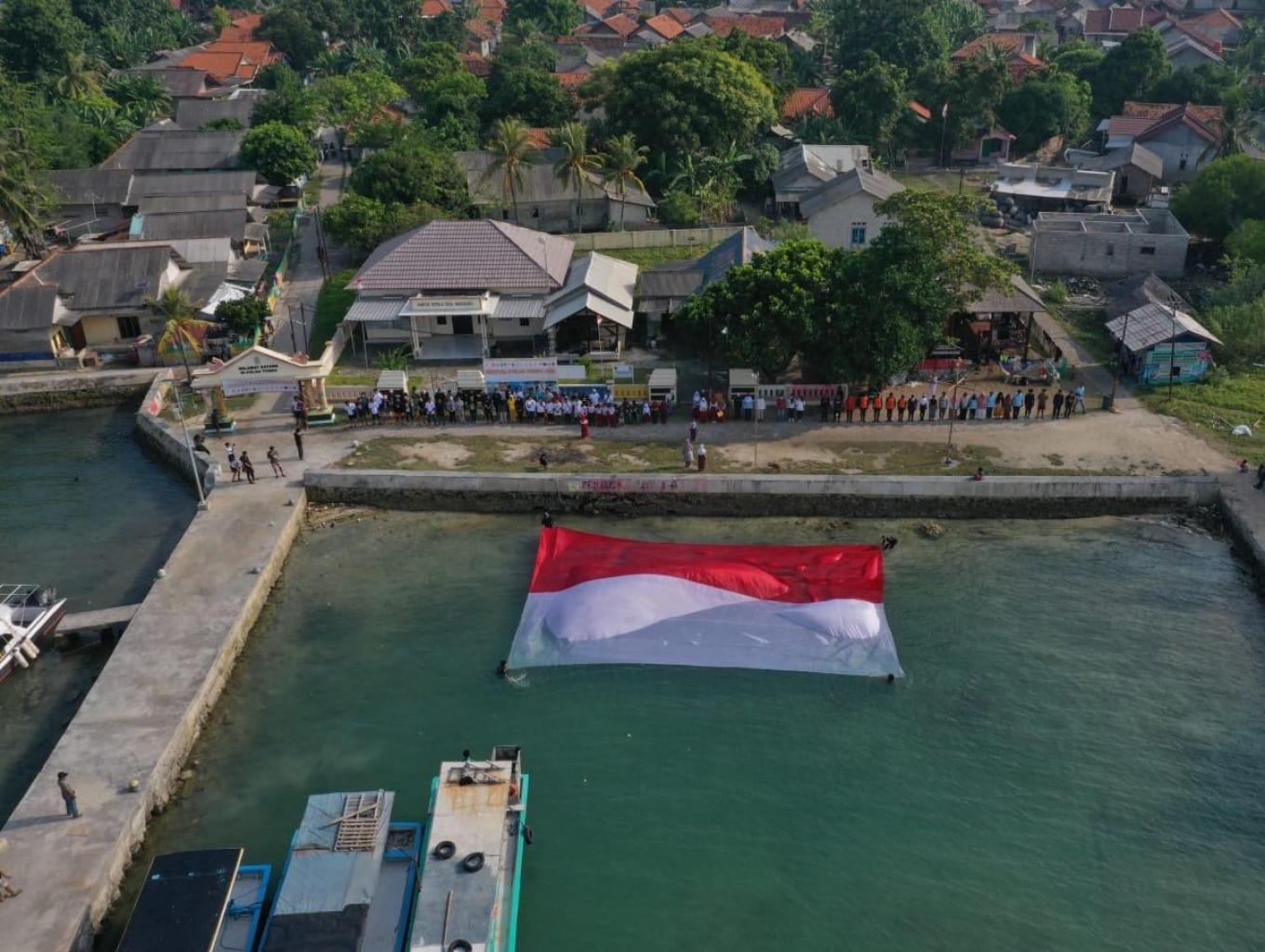 Event Pengibaran Bendera Merah Putih di perairan Pulau Tunda