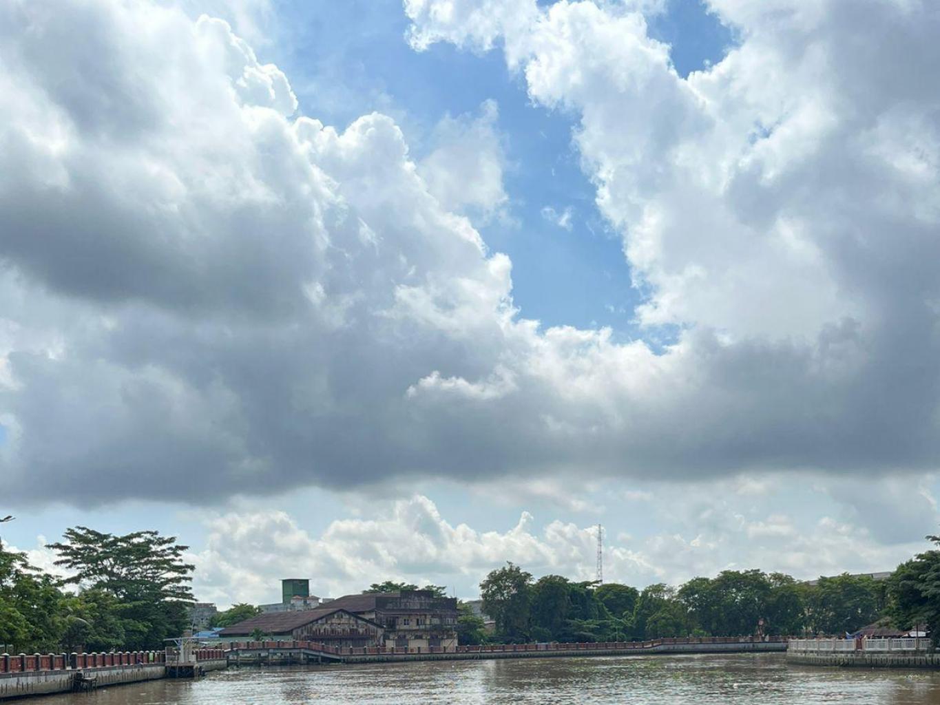 Kapal wisata susur sungai