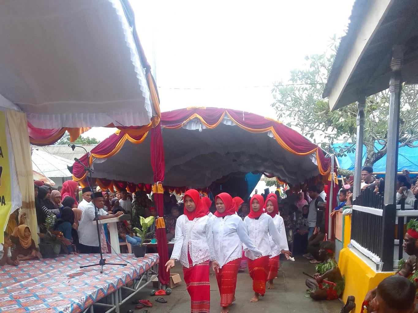 Tarian sawat dan tarian lenso kapitan jongker