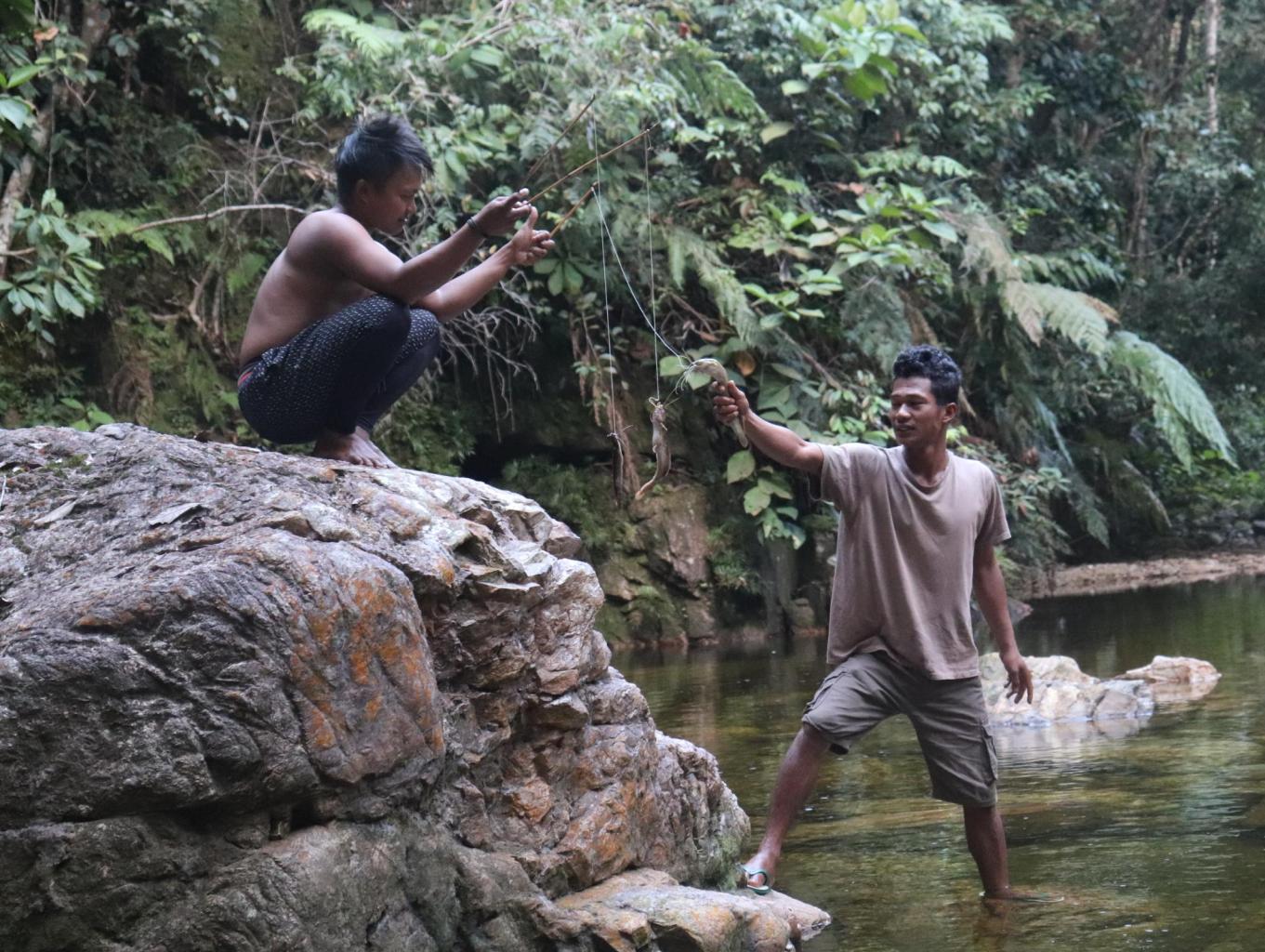 mancing ikan limbek di aliran sungai wakanda