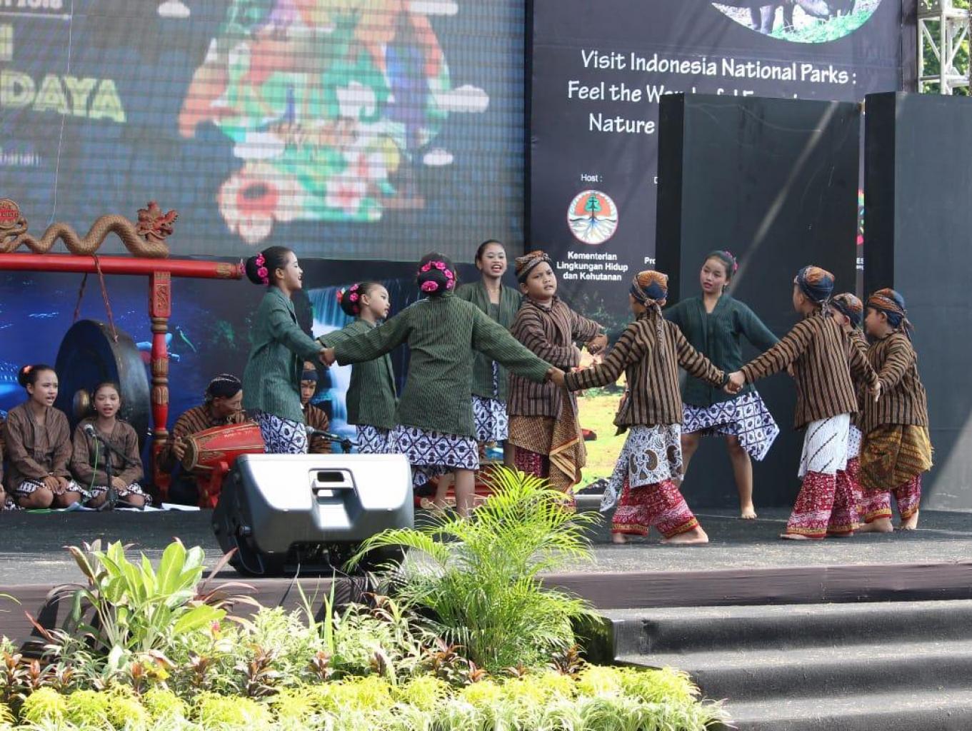 Pertunjukan oleh Sanggar Sekar Rononce