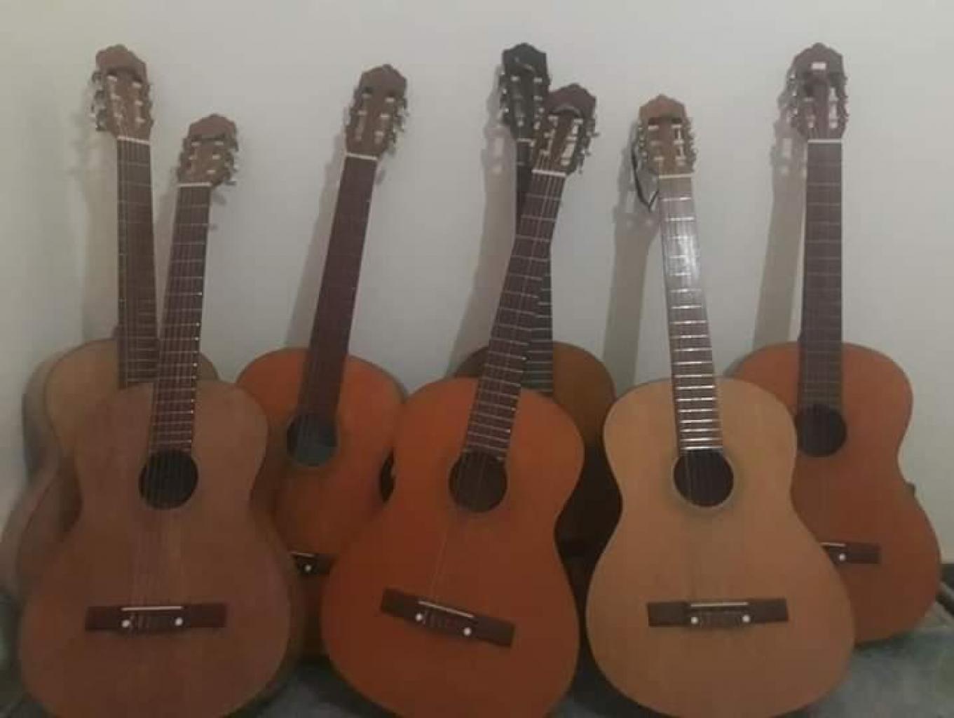 ALAT MUSIK GITAR 