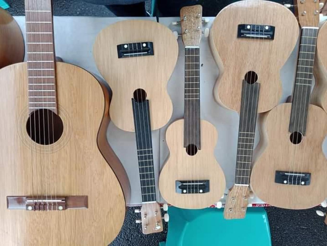 ALAT MUSIK OKULELE