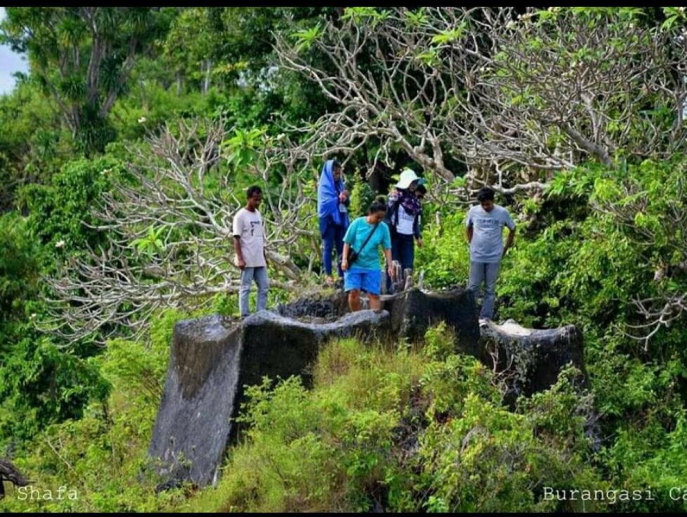 MAKAM TUA