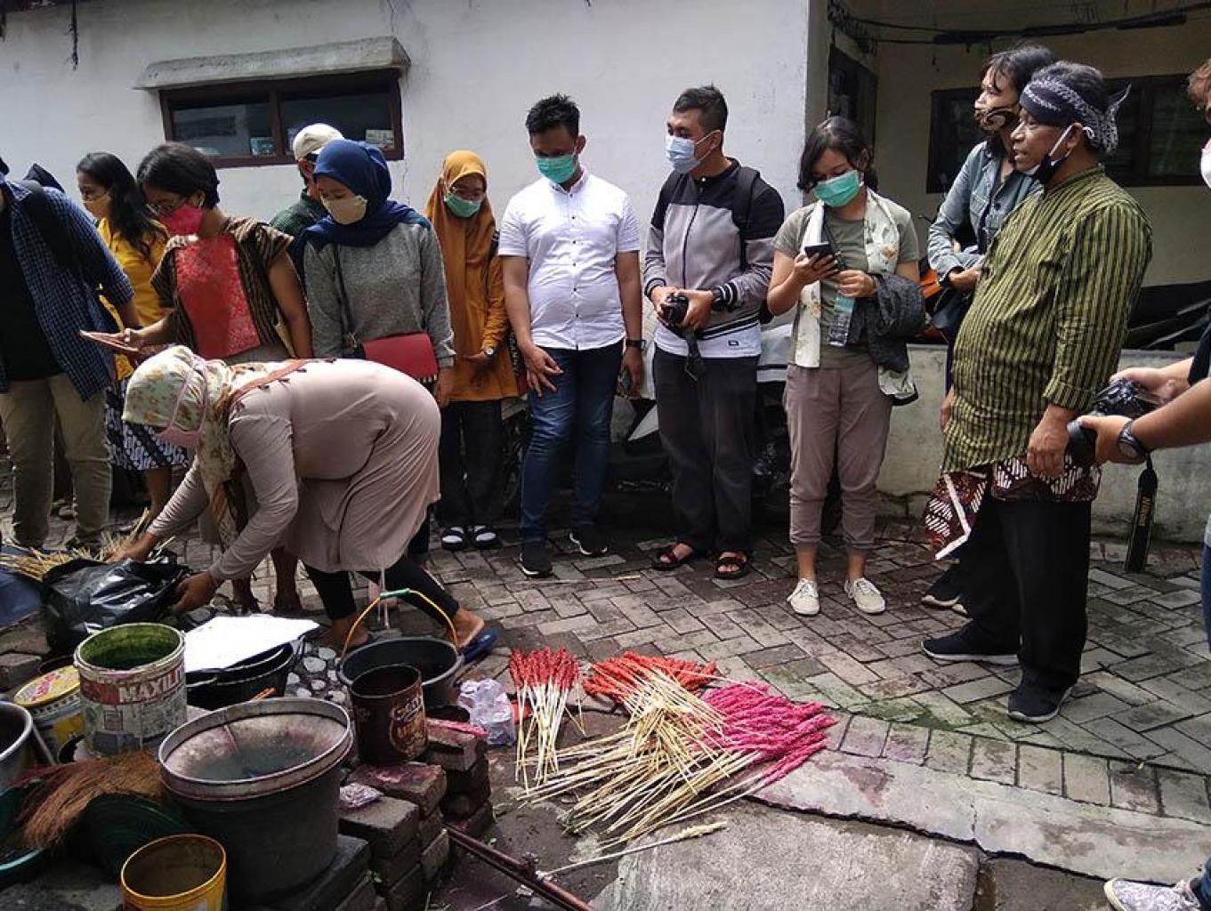 Membuat bahan baku bunga kering