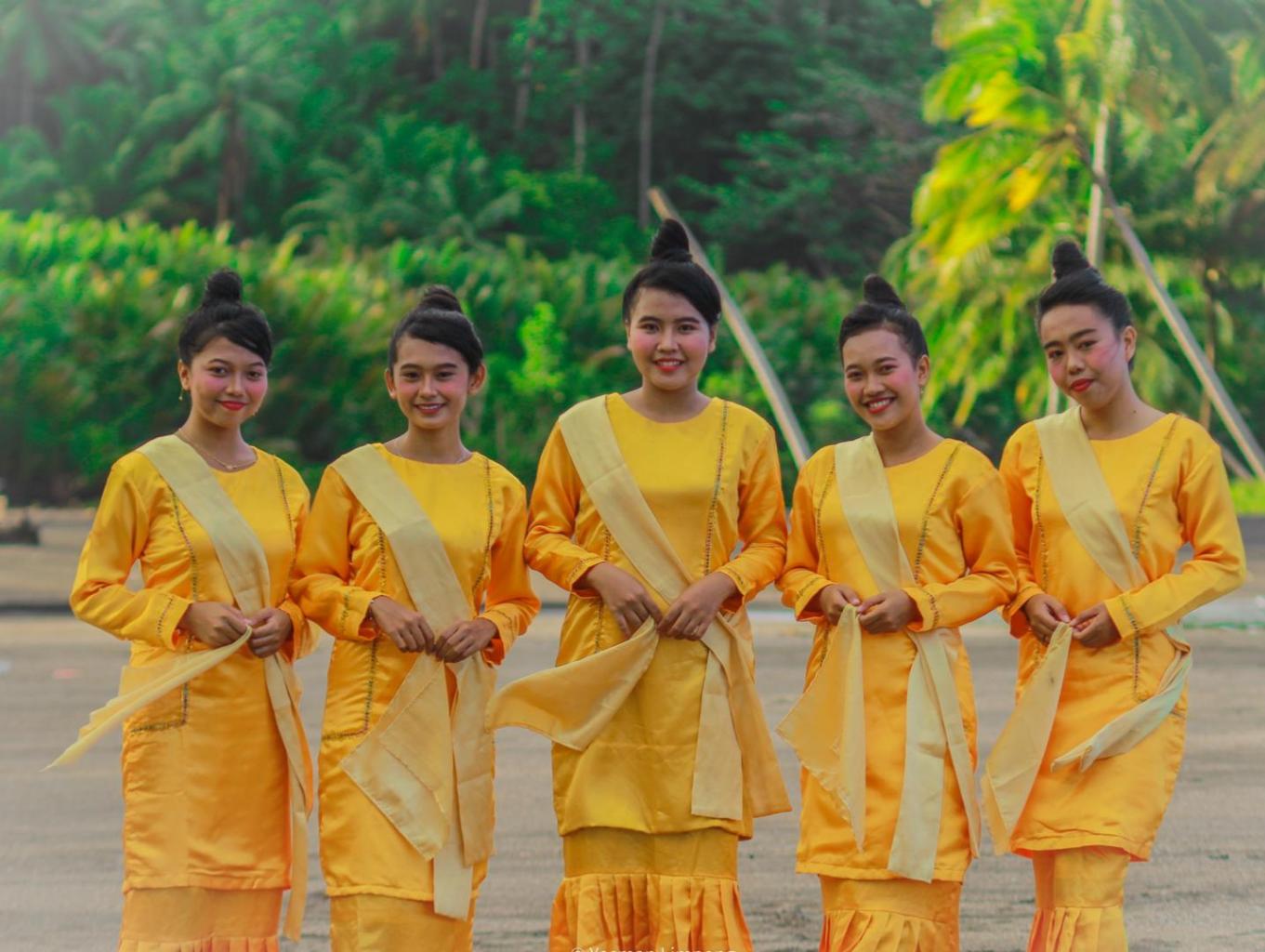 Tarian Adat Gunde