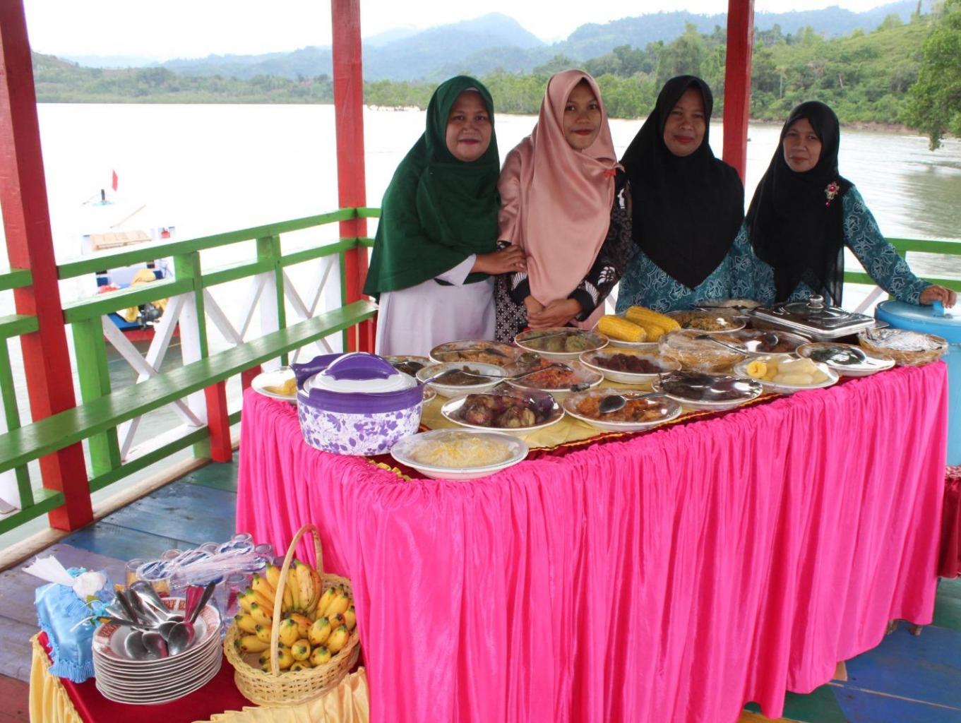 kuliner khas Wisata Mangrove Desa Taat Yang di buat Langsung Oleh ibu-ibu Pengurus Kelompok wisata 
