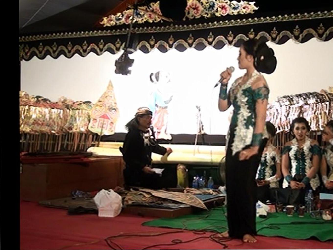 PERTUNJUKAN WAYANG KULIT SEMALAM SUNTUK