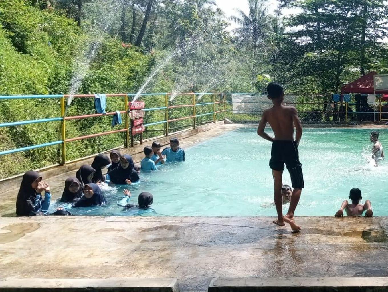 Kolam Renang Plangen Cemara Sewu