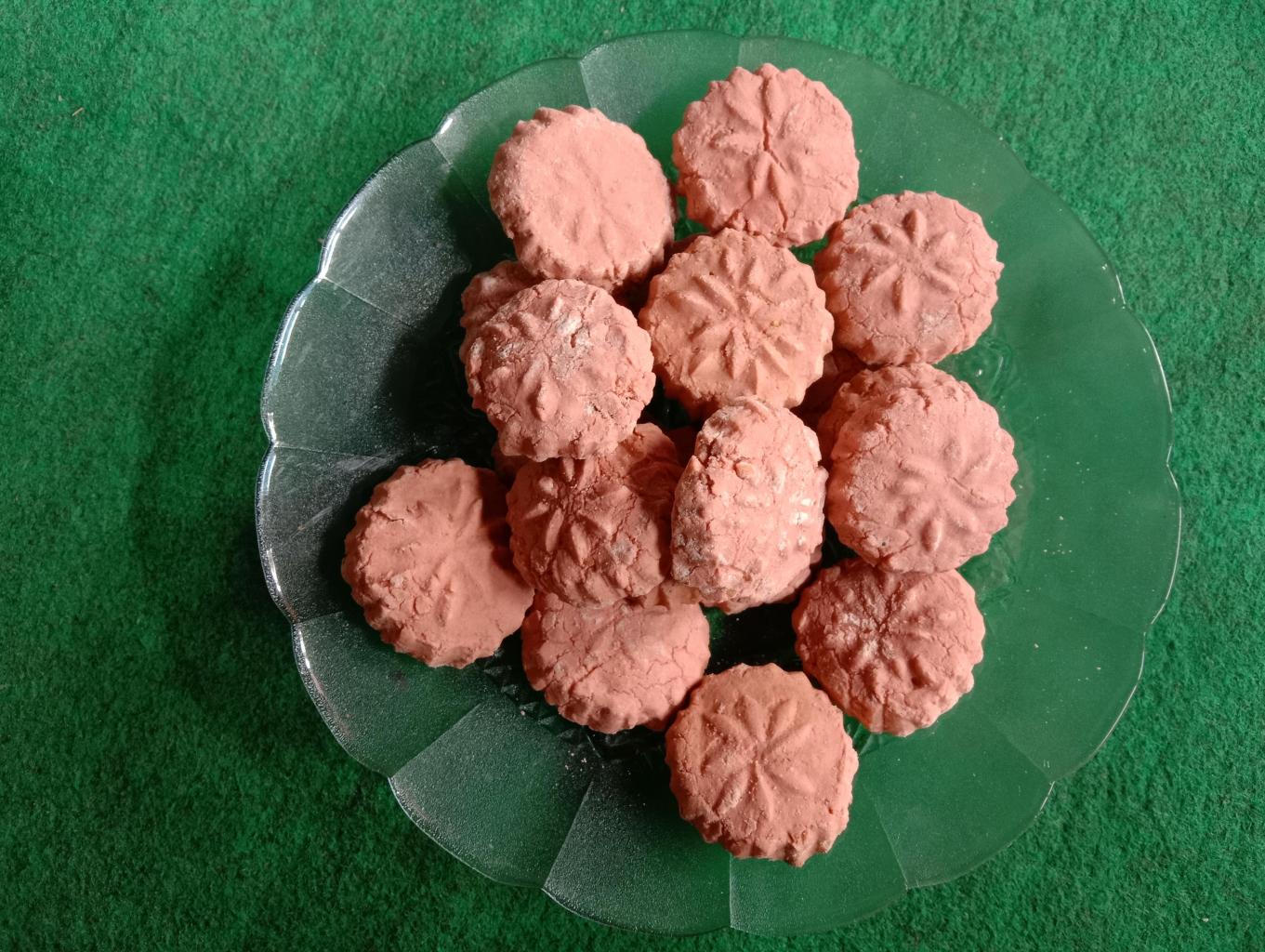 Kue  bangket yang terbuat dari bahan baku sagu