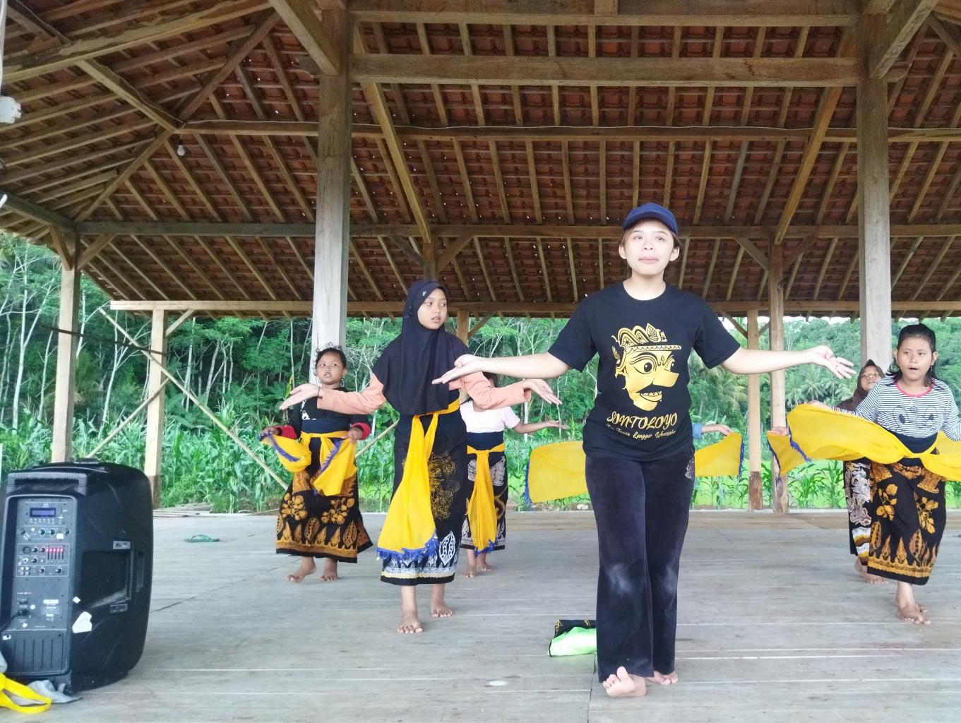 Belajar Tari Tradisional