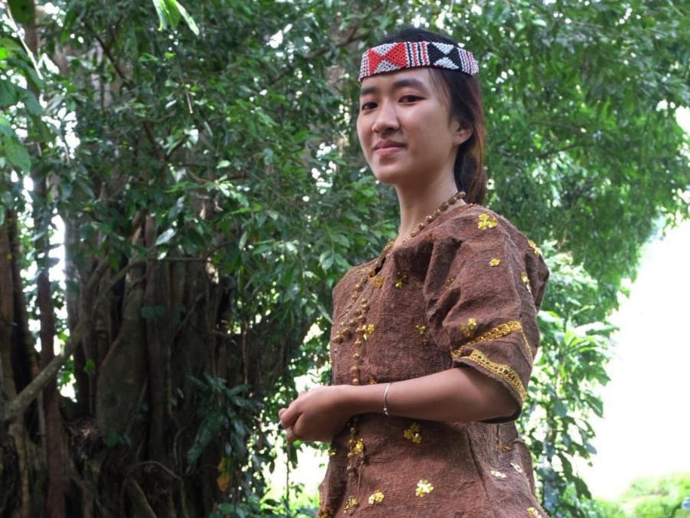 BLUS DAN ROK KAIN KULIT KAYU