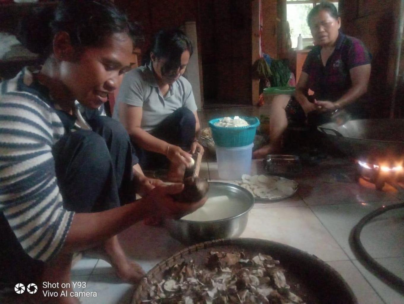 Proses pembuatan keripik ubi talas