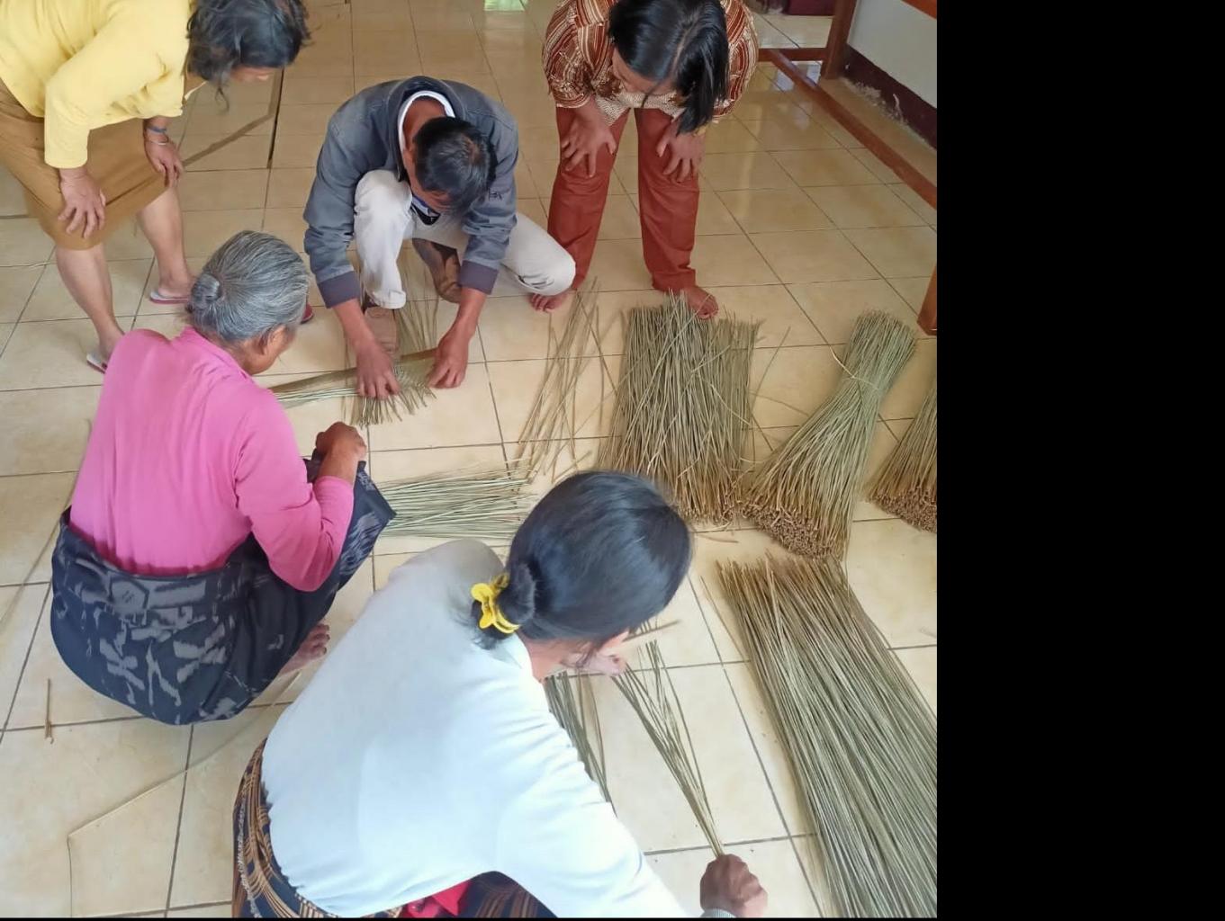 Mengayam tikar, tas sebagai souvenir dari bahan Tuyu (Tumbuhan hijau yang ditanam sendiri oleh masyarakat Toraja)