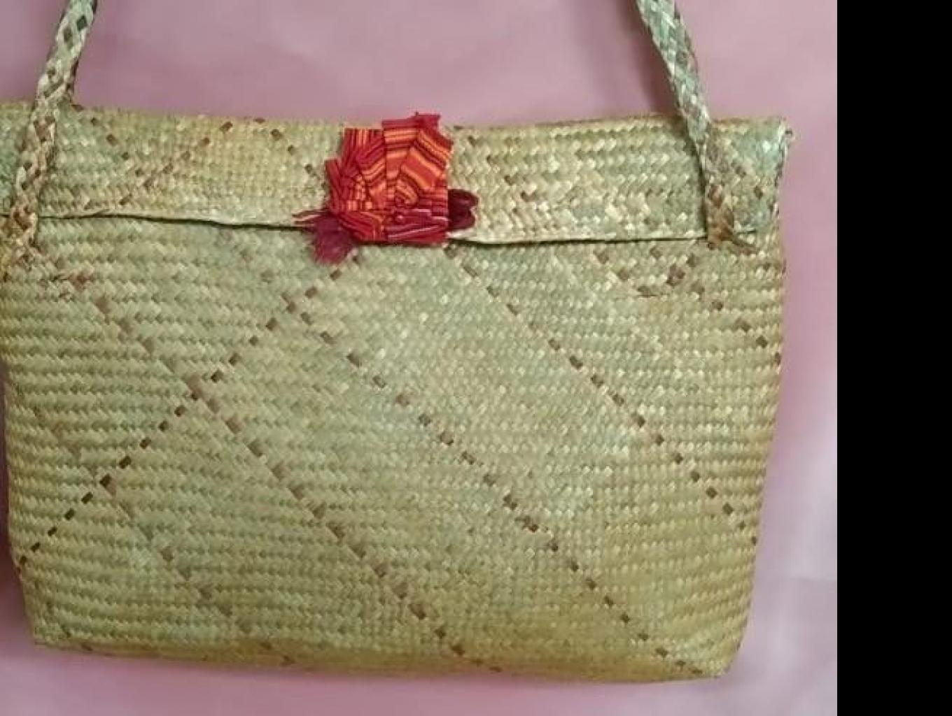Tas sebagai souvenir dari bahan tuyu dalam bahasa Toraja.