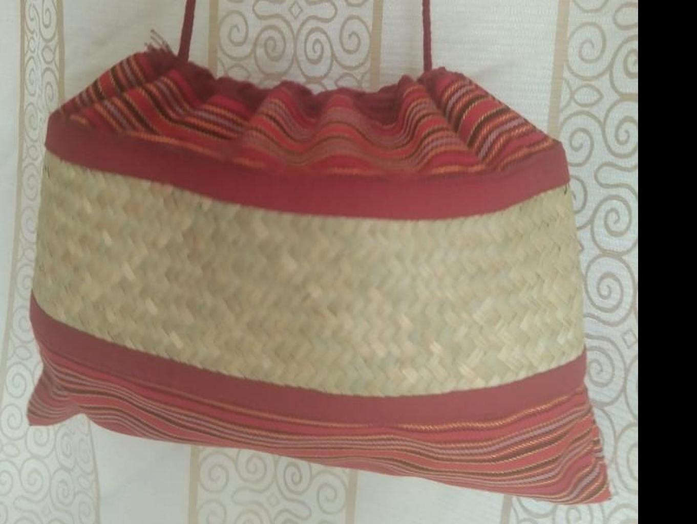 Tas sebagai souvenir dari bahan tuyu dalam bahasa Toraja.