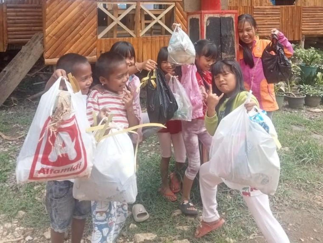 Anak-anak di sekitar Desa Wisata Landorundun disiplin memungut sampah.