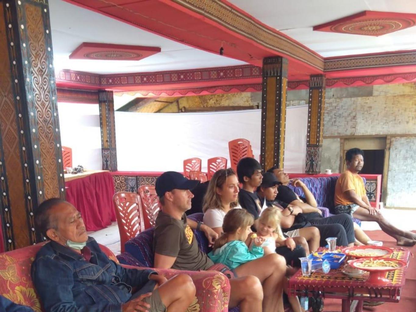 Kepala Lembang Landorundun & tamu luar negeri duduk di Ruang VIP pada Acara Rambu Solo' (Dukacita).