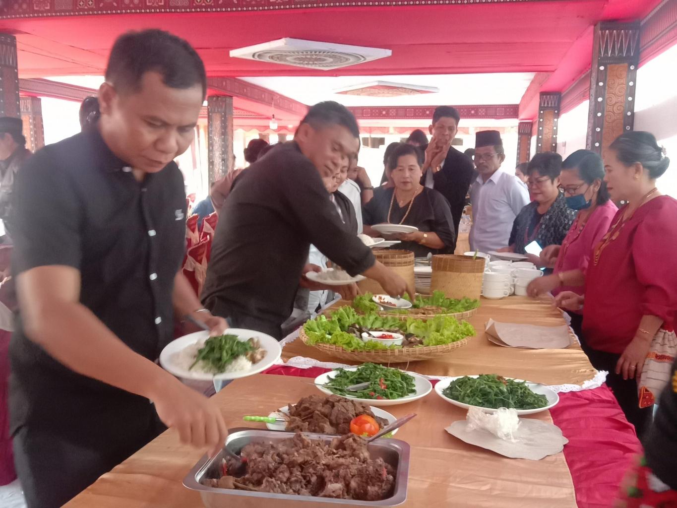 Ruang makan VIP Ritual Ma'allona pada Acara Rambu Solo' (Dukacita), Chef & Waiter/Waitress bekerjasama dengan pihak Heritage Hotel Toraja.