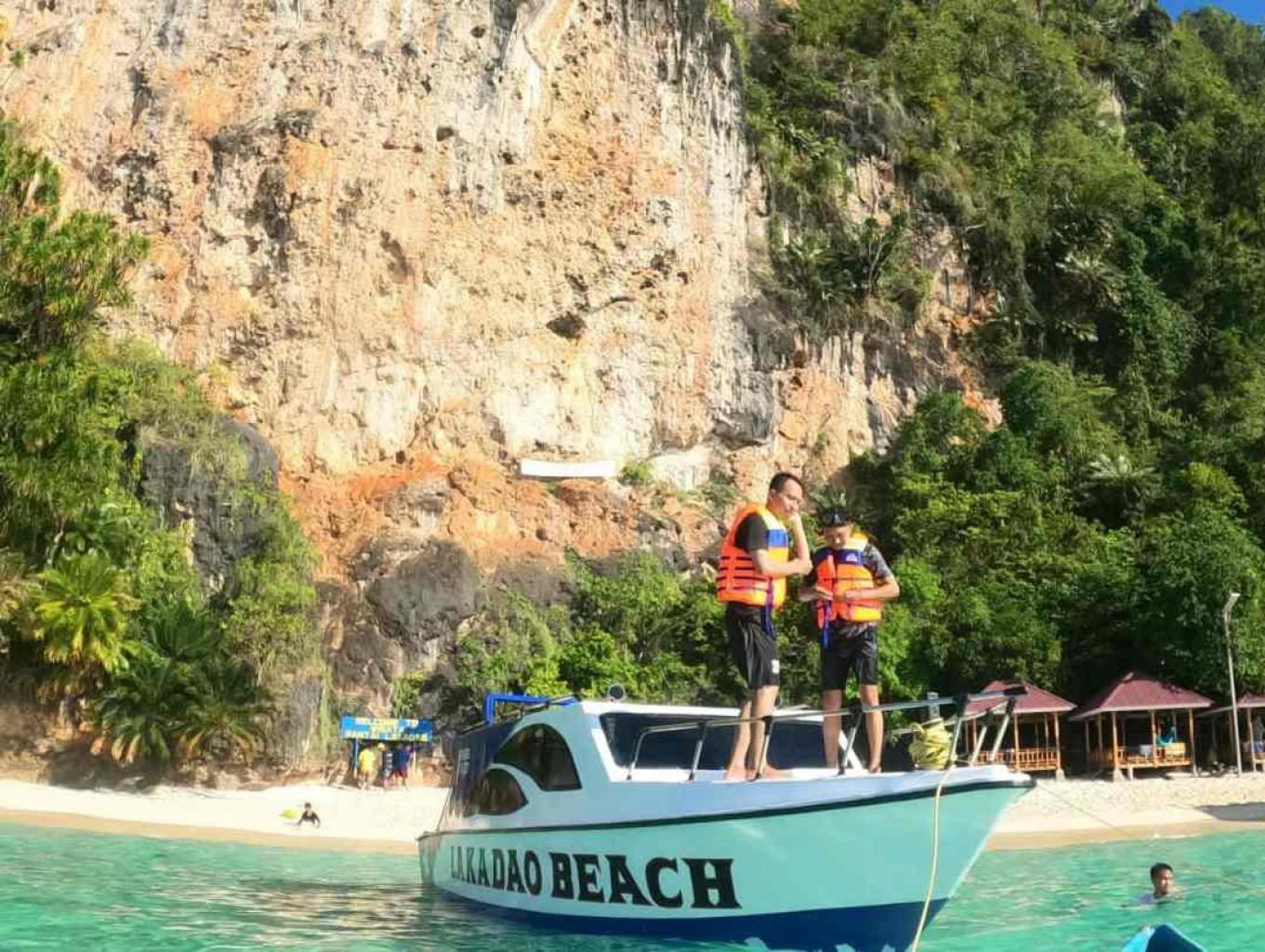 PAKET WISATA PANTAI LAKADAO
