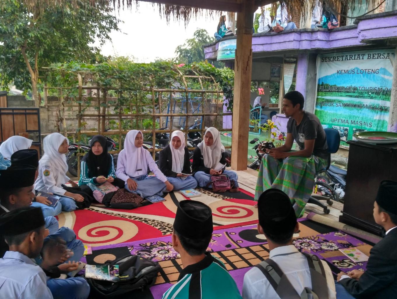 mengajar  bahasa inggris atau bahasa lain tergantung yang dikuasai para tamu.