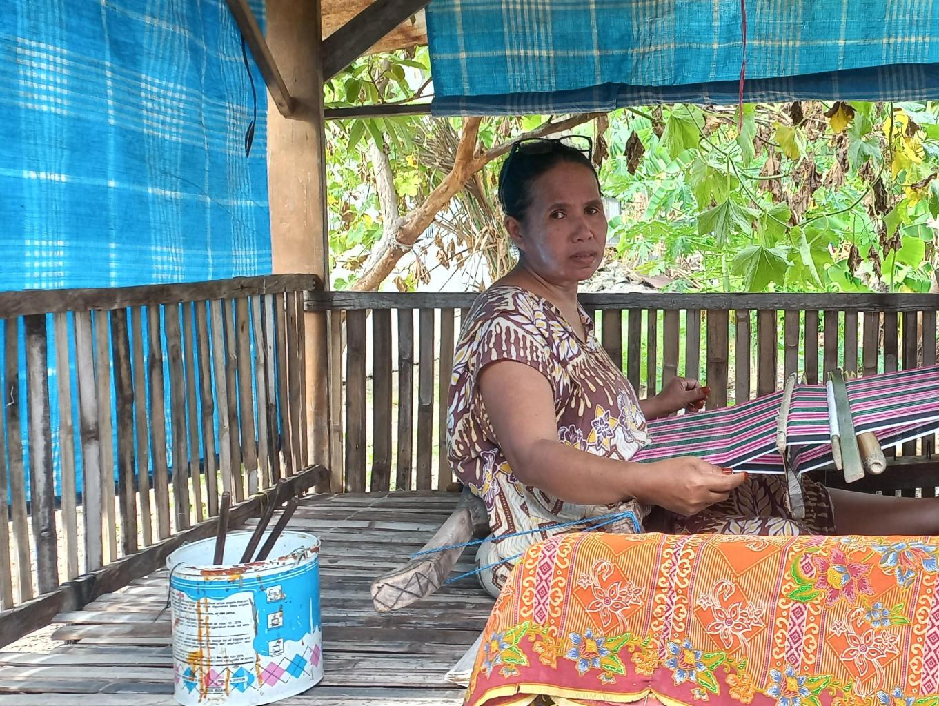 TENUN SARUNG BUTON