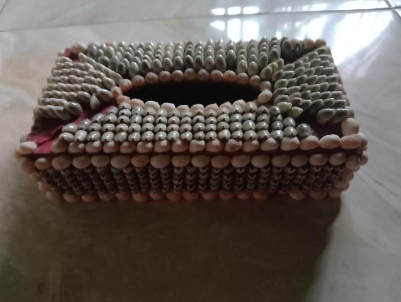 KERAJANAN TANGAN TEMPAT TISU TERBUAT DARI KERANG-KERANG LAUT