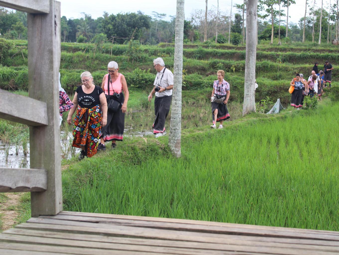 soft tracking menyusuri persawahan dan pinggir danau