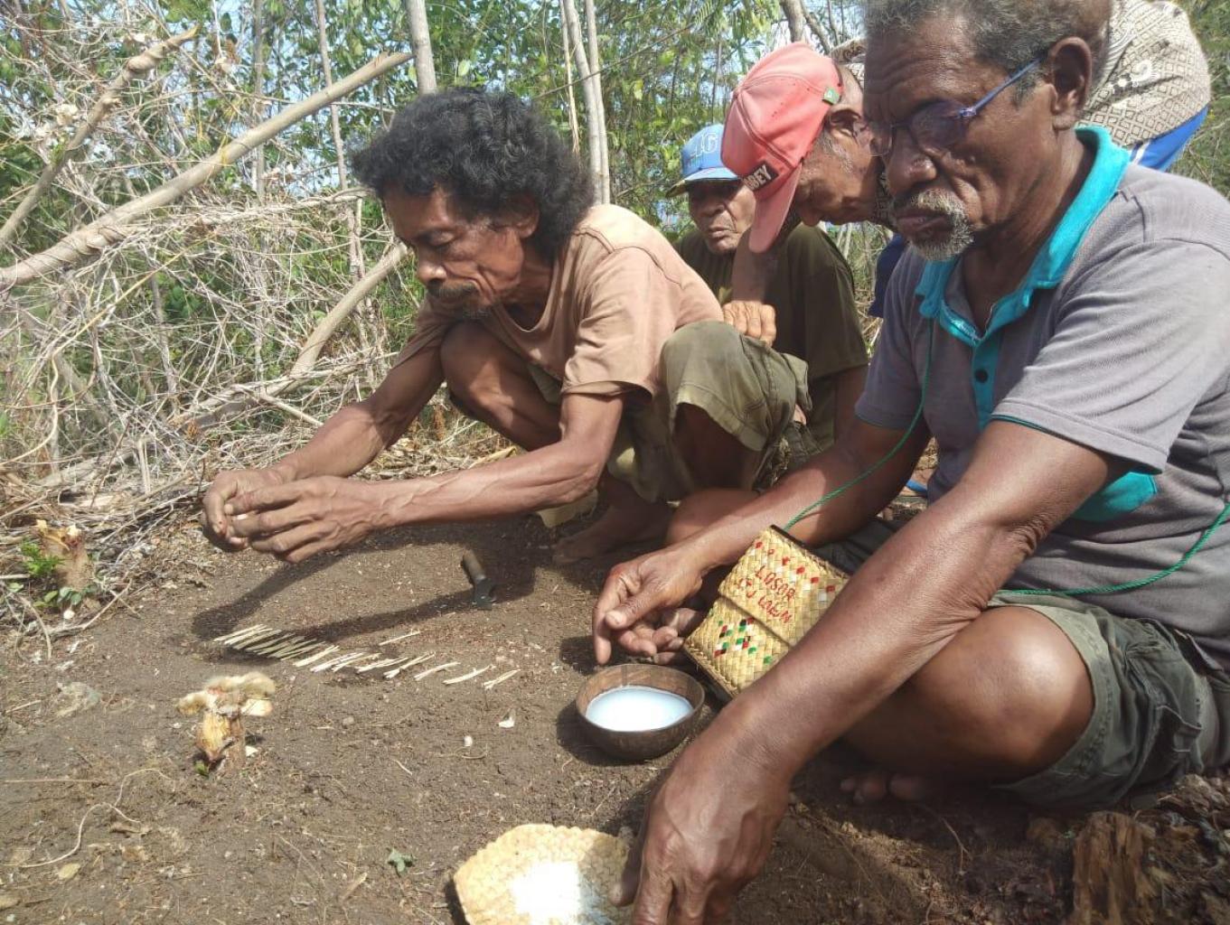 Ritual Pemberian Makanan kepada Nenek Moyang