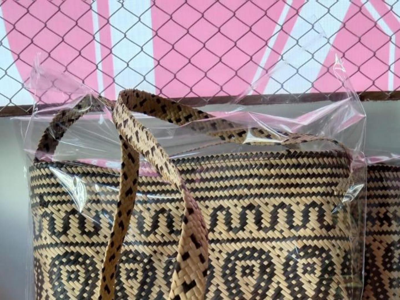 Tas, Kalung Manik, Syal Manik 