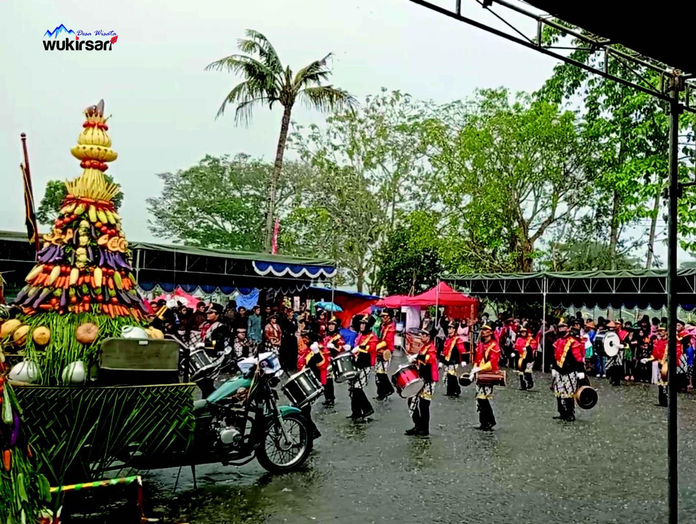 Kirab Arak Gunungan