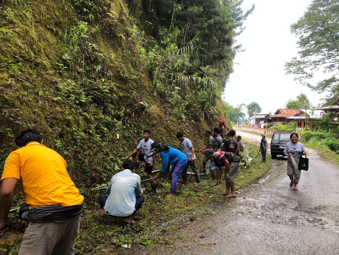 Masyarakat Landorundun melakukan Kerja Bakti