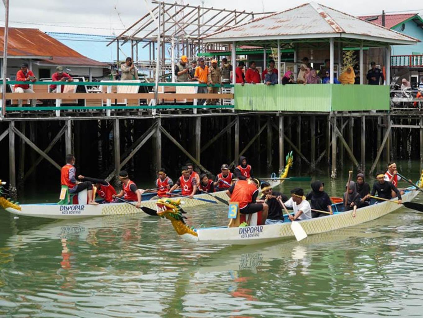 Lomba Perahu Naga