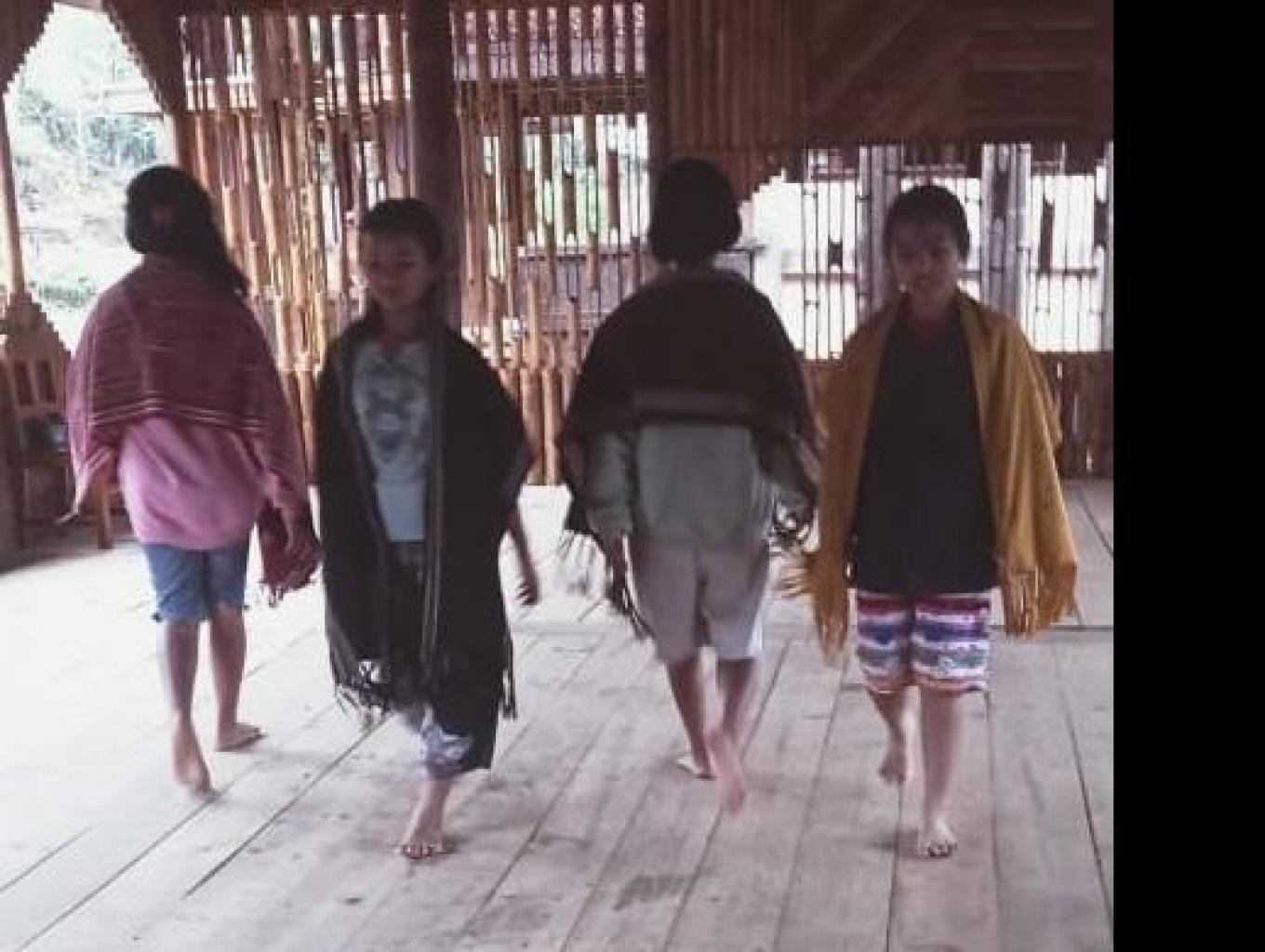 Latihan Fashion Show Kelas Remaja