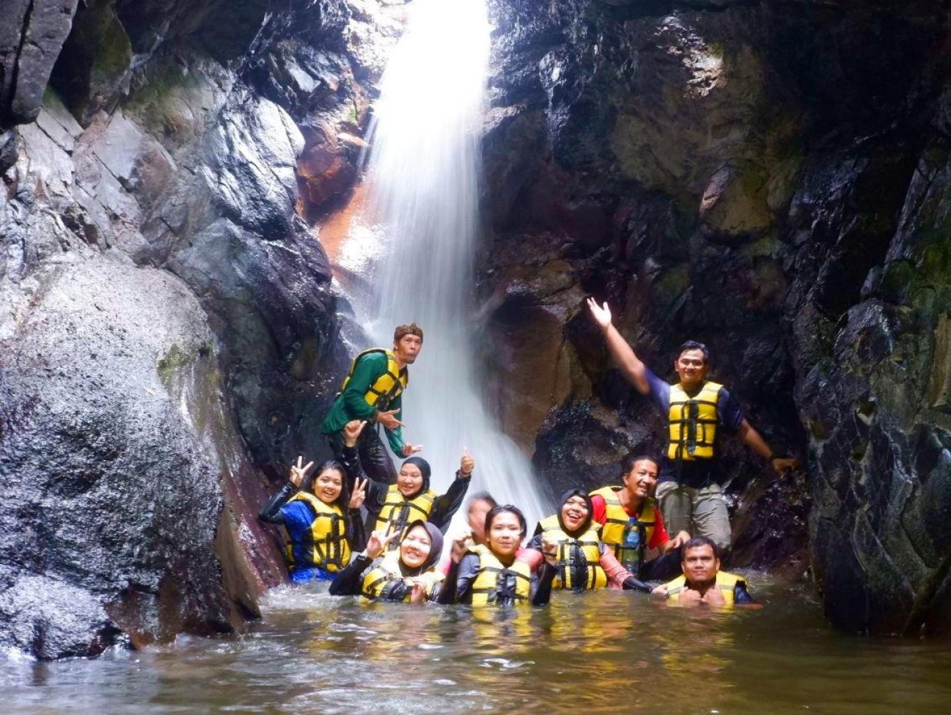 Trakking Air Terjun Payung