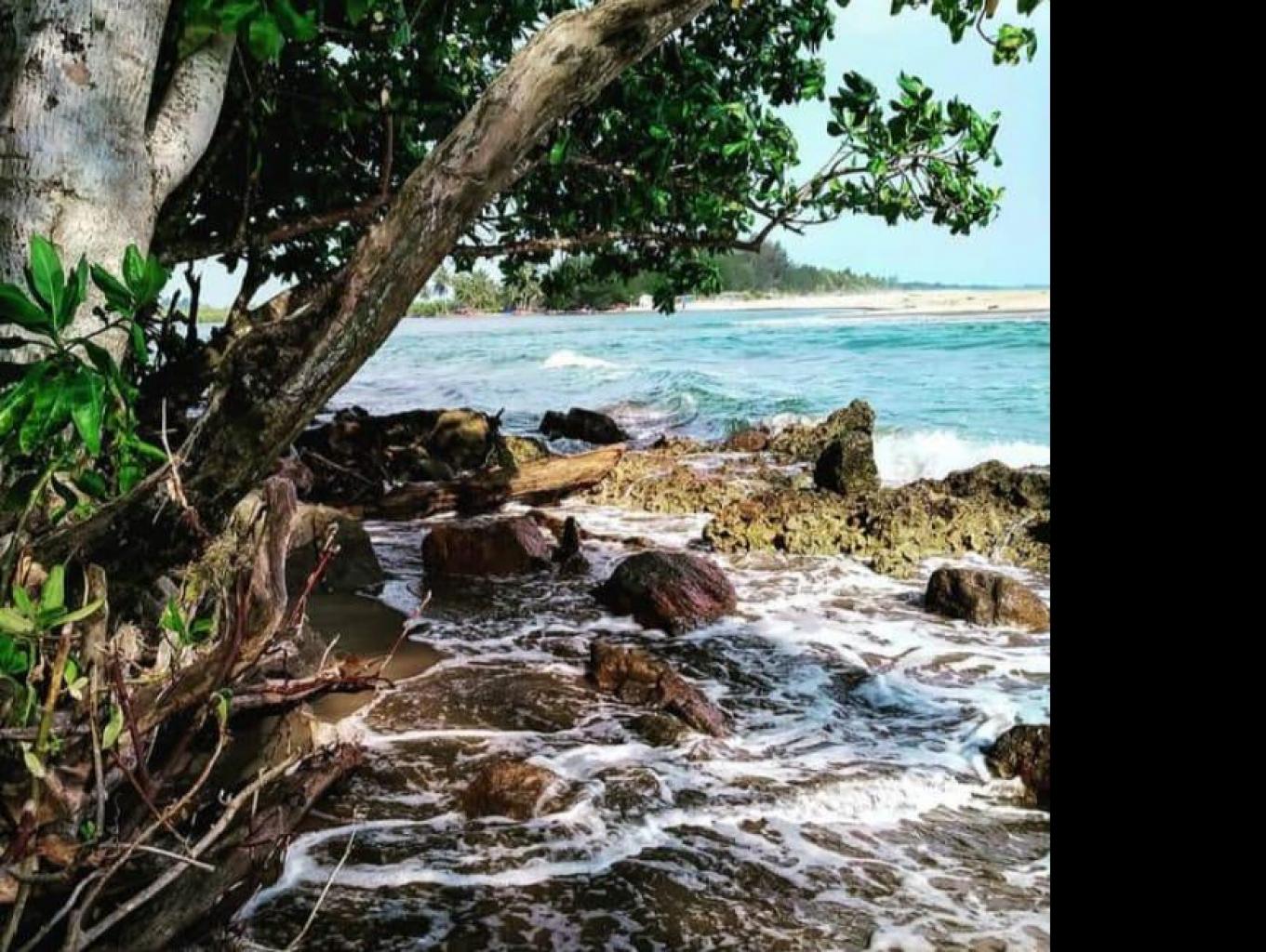 Pesona Keindahan dan Tracking Batu Kajang Pantai Sikabau