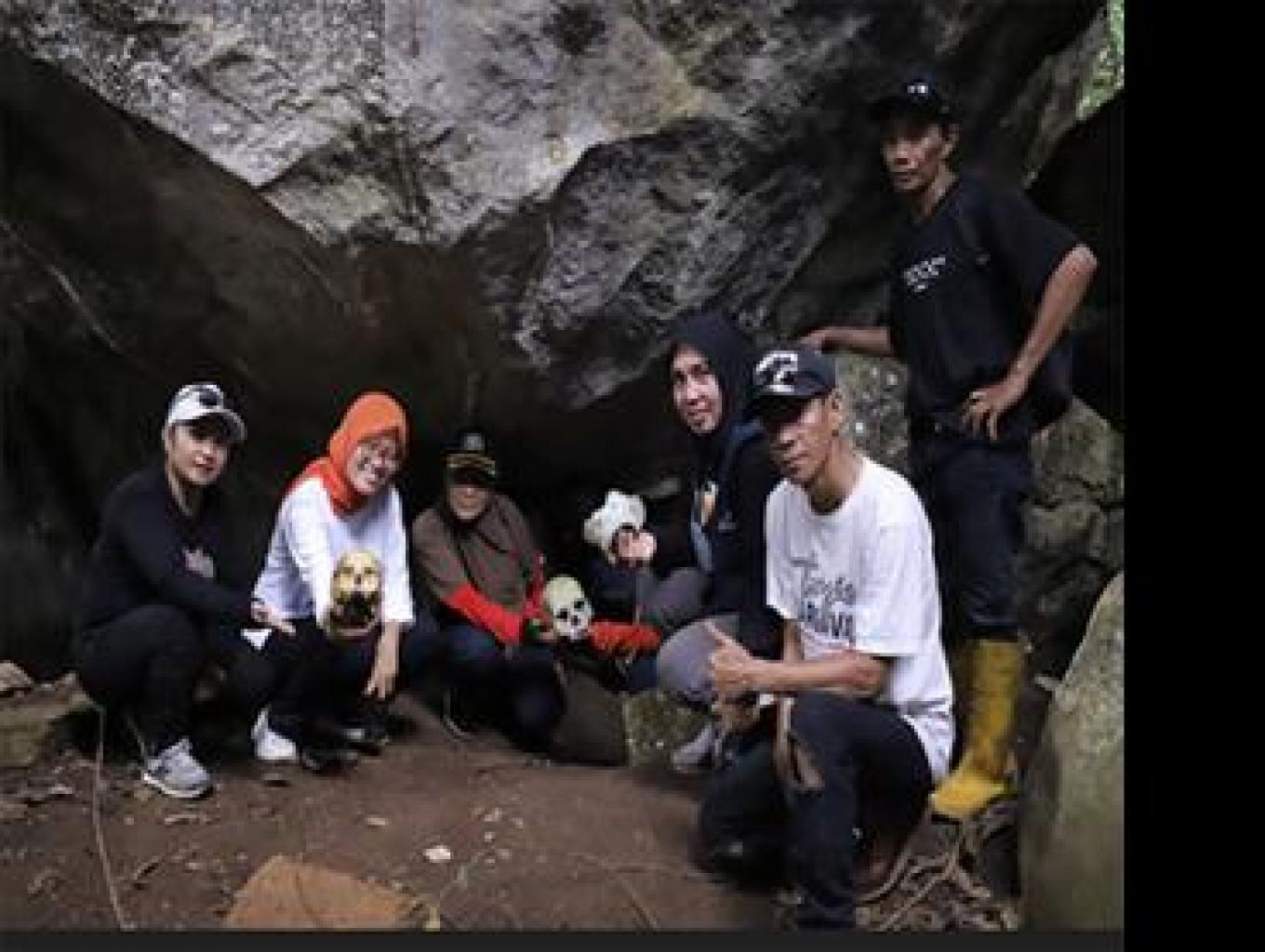 JelaJah Gua dan berfoto dengan Tengkorak di Tasima Watu Mesampa