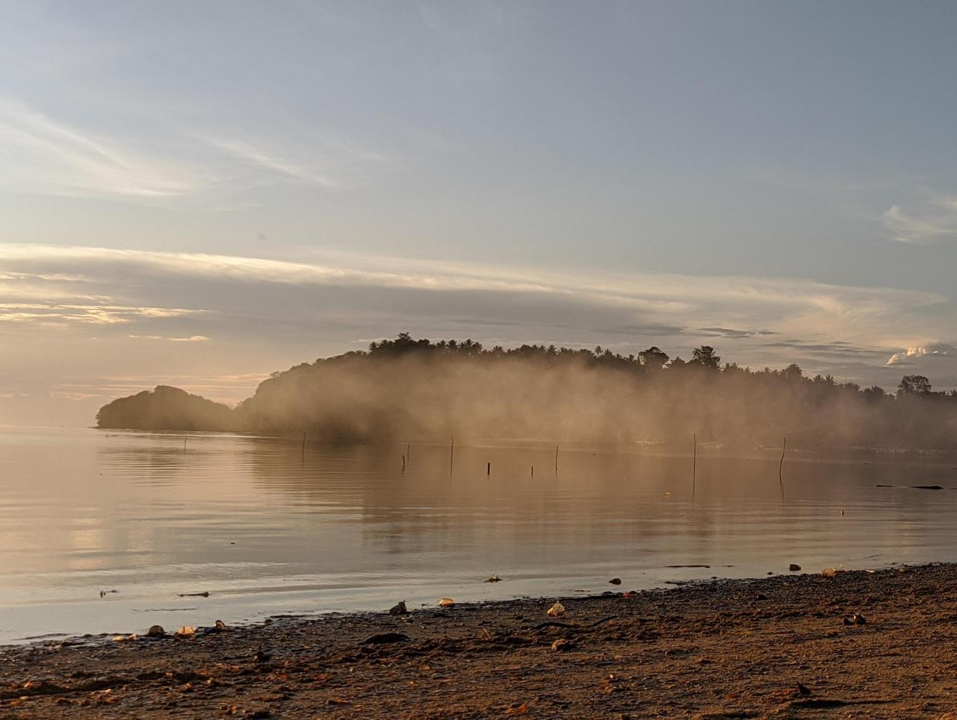 Pantai Sembeka Lihunu di pagi hari