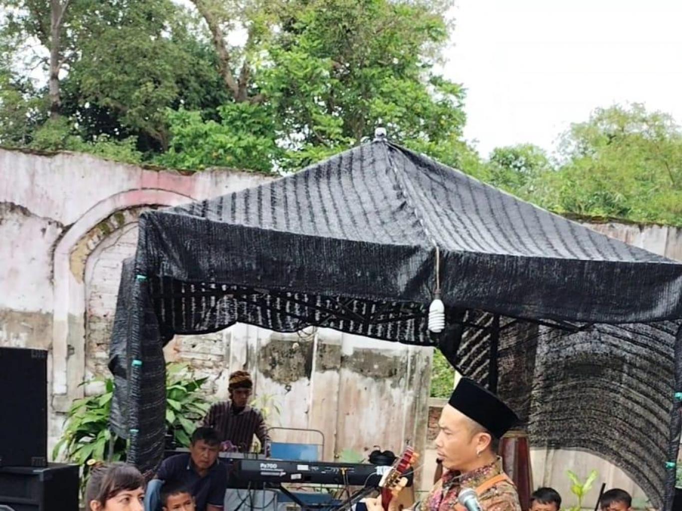 Penampilan Kolaborasi dengan Turis Spanyol