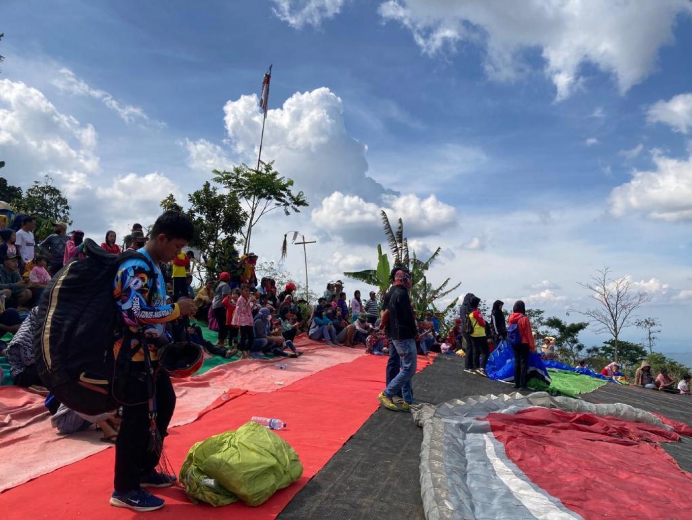 Atraksi Even Nasional Paralayang di Puncak Blego 3 Agustus 2022