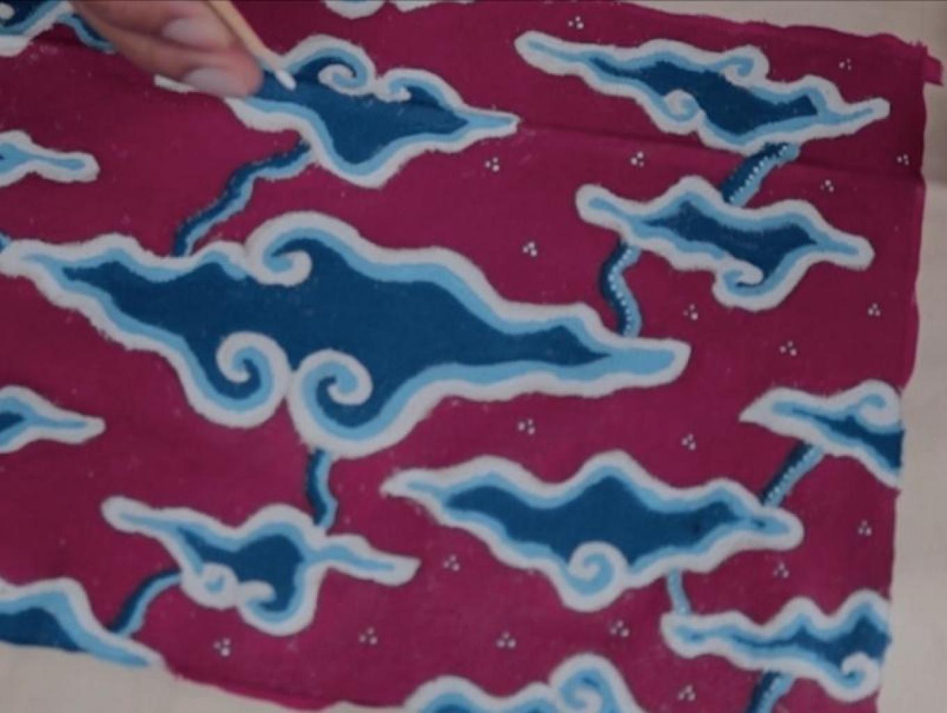 Melukis Tas Kanvas Motif Batik