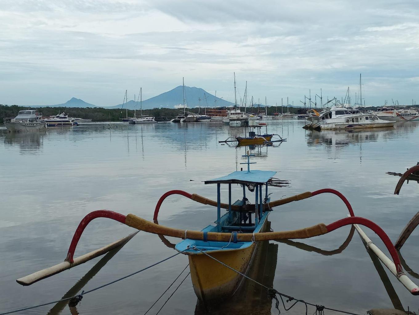 Mengelilingi Perairan Serangan dengan Jukung Nelayan